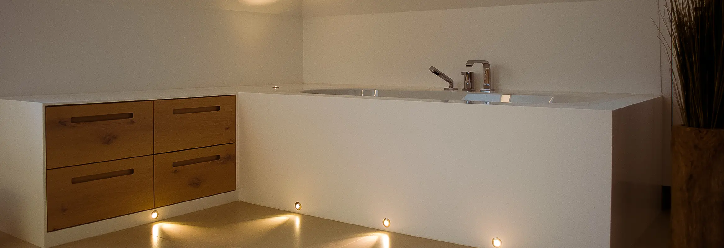 Wanne mit Komplett-Verkleidung HiMacs® und LED-Einbaustrahlern