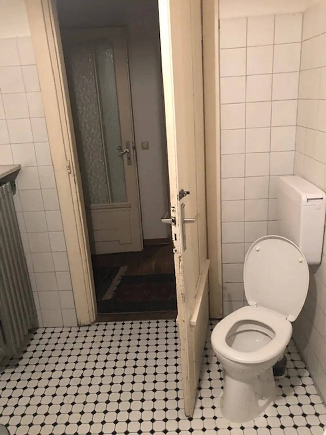 Alte Toilette,  Vorher-Nachher - Gäste-WC renovieren München