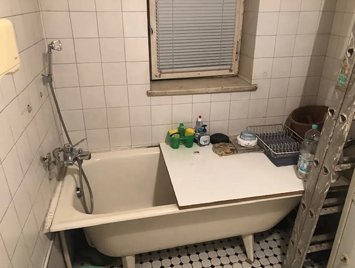 Alte Badewanne,  Vorher-Nachher - Gäste-WC renovieren München