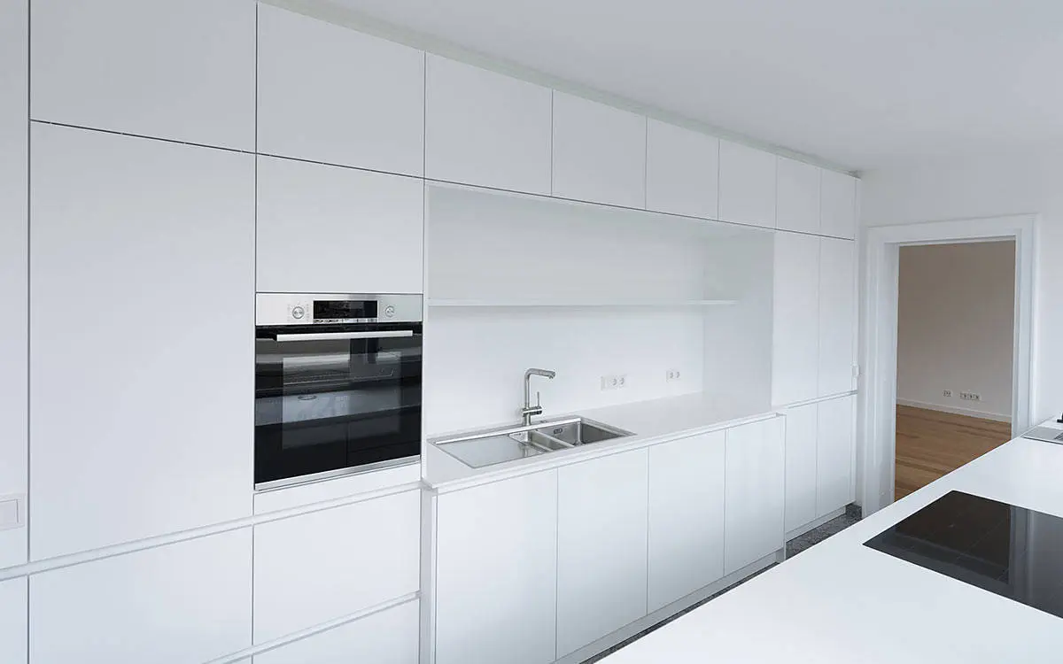 Weiße Einbauküche mit Piton Oberflächen, Design Küchen München