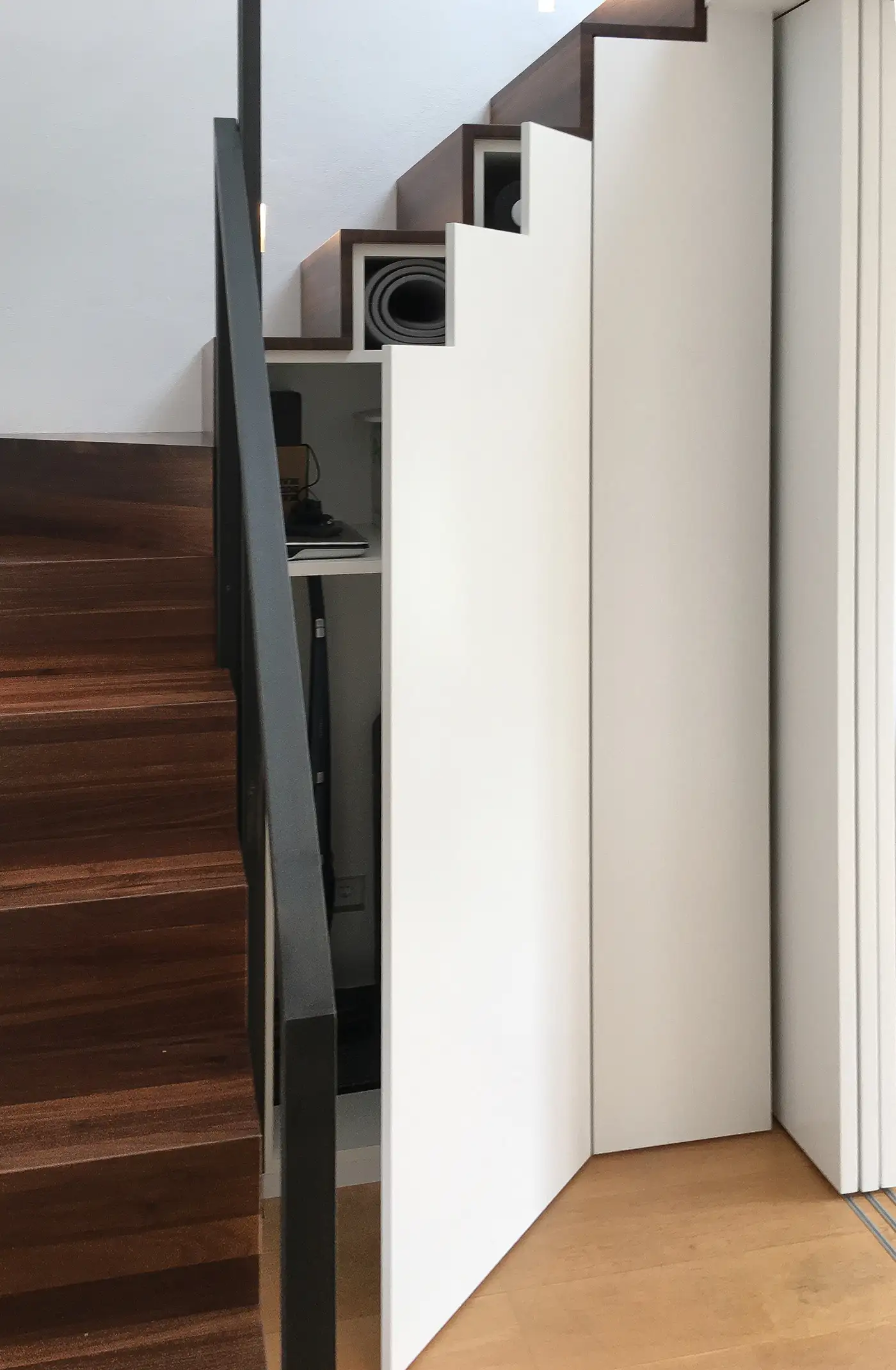 Hochschrank unter Treppe geöffnet